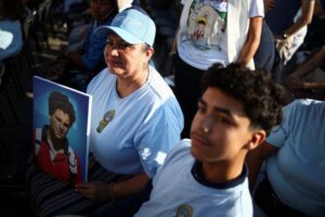 Emiliano Delgado, de quince años, y su tía, Emma Fambona, de la parroquia Mother of Sorrows en Watts, antes de la Misa de canonización. (Foto de OSV News/Guglielmo Mangiapane, Reuters)