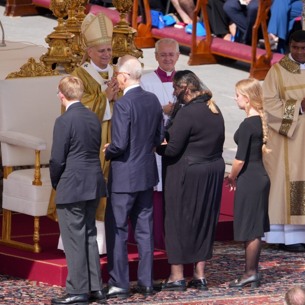 El papa León XIV recibe las ofrendas de Antonia Salzano, madre de San Carlo Acutis, y su familia durante la misa de canonización celebrada en la plaza de San Pedro del Vaticano el 7 de septiembre de 2025. De izquierda a derecha: Francesca Acutis, Salzano, Andrea Acutis y Michele Acutis. (Foto CNS/Lola Gómez)
