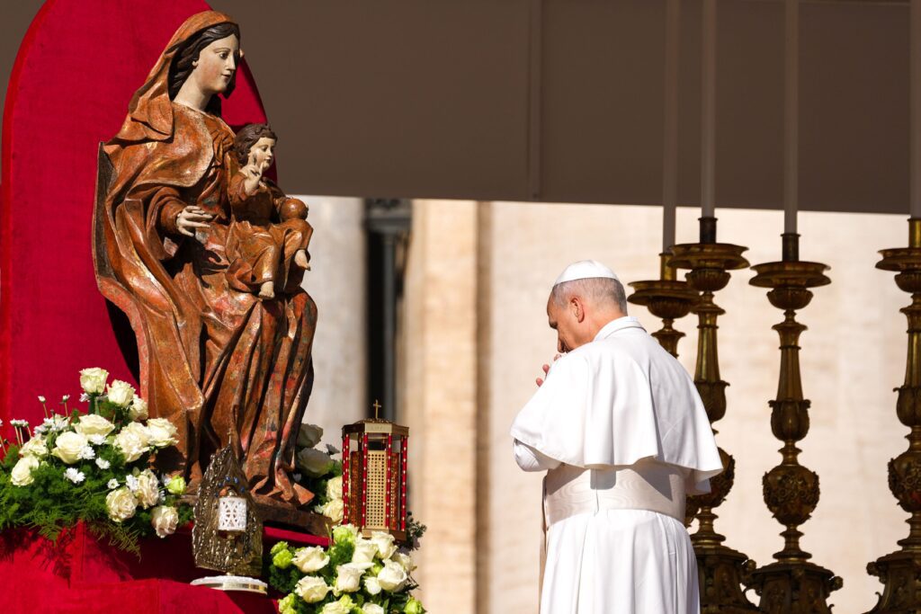 El papa León XIV reza ante una estatua de María y el Niño Jesús detrás de las reliquias de los santos Carlo Acutis y Pier Giorgio Frassati durante la misa por su canonización en la plaza de San Pedro del Vaticano, el 7 de septiembre de 2025. (Foto CNS/Lola Gómez)