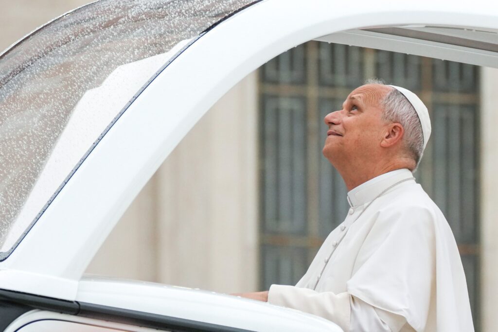 El Papa León XIV mira hacia arriba al llegar para comenzar su audiencia general semanal en la Plaza de San Pedro del Vaticano el 10 de septiembre de 2025. (Foto CNS/Lola Gomez)