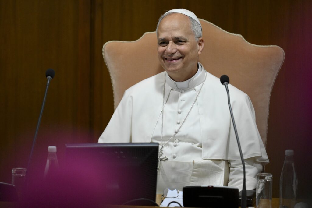 El papa León XIV sonríe mientras se reúne en el Vaticano el 11 de septiembre de 2025 con los obispos recién nombrados, entre los que se encuentran una docena de Estados Unidos, que se encontraban en Roma para asistir a un curso patrocinado por el Vaticano para nuevos obispos. (Foto CNS/Vatican Media)