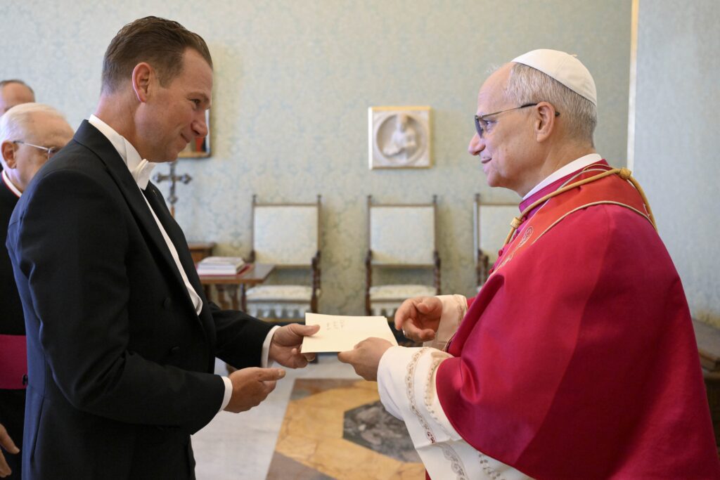 El papa León XIV recibe las cartas credenciales de Brian F. Burch como embajador de Estados Unidos ante la Santa Sede durante una audiencia celebrada el 13 de septiembre de 2025 en el Palacio Apostólico del Vaticano. (Foto CNS/Vatican Media)