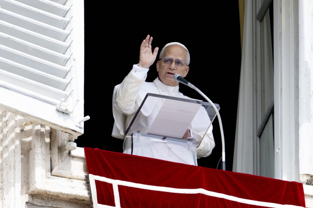 El Papa León XIV imparte su bendición al concluir el rezo del Ángelus en la Plaza de San Pedro del Vaticano el 14 de septiembre de 2025, día de su 70.º cumpleaños. (Foto CNS/Vatican Media)