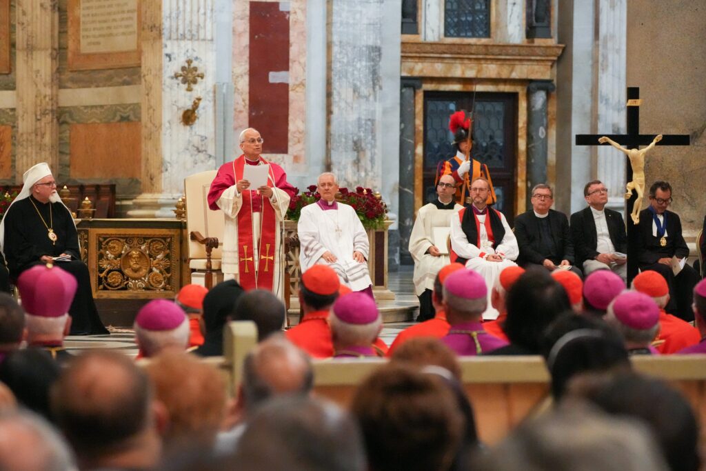 El Papa León XIV, junto con representantes de las iglesias y comunidades ortodoxas, anglicanas y protestantes, conmemora a los "nuevos mártires y testigos de la fe", asesinados en los últimos 25 años, durante un servicio ecuménico de oración en la Basílica de San Pablo Extramuros de Roma el 14 de septiembre de 2025. (Foto CNS/Lola Gomez)