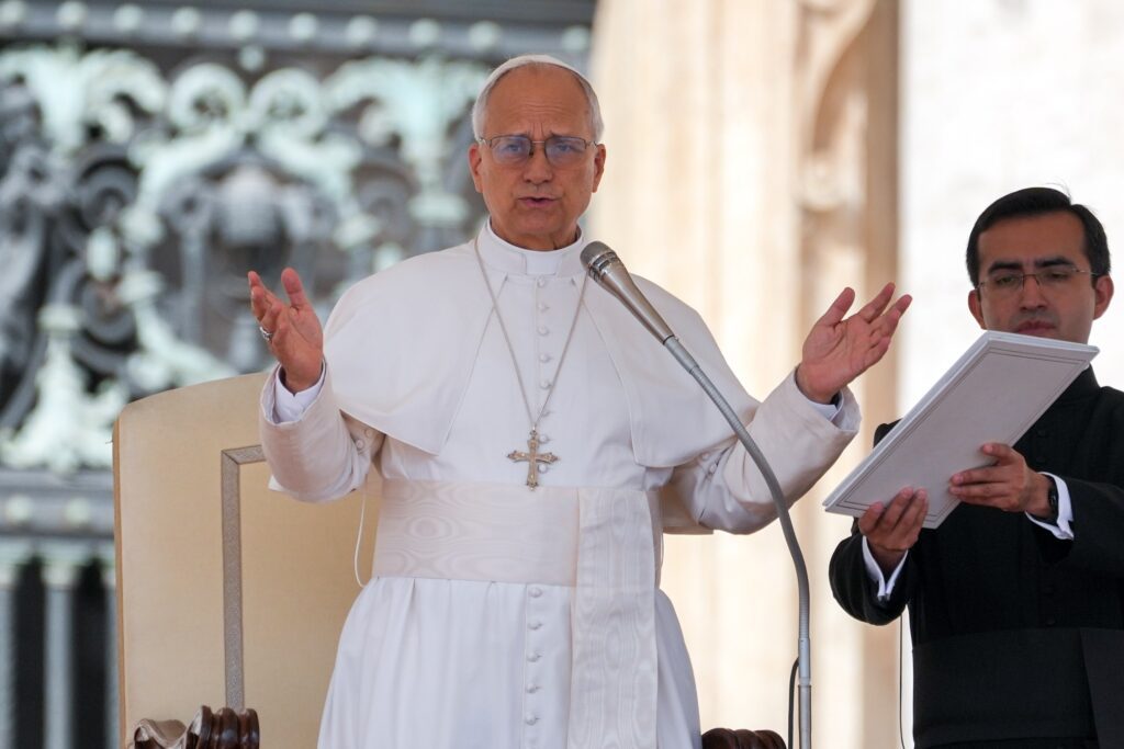 El papa León XIV imparte su bendición durante la audiencia general semanal en la plaza de San Pedro del Vaticano, el 17 de septiembre de 2025. (Foto CNS/Lola Gómez)