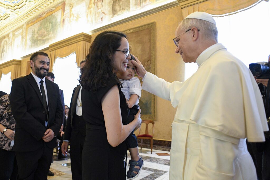 El papa León XIV bendice al hijo de un participante en una reflexión sobre «el futuro de la vida y la familia» en América Latina durante una audiencia en el Vaticano el 19 de septiembre de 2025. (Foto CNS/Vatican Media)