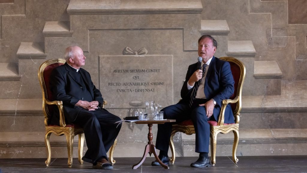 Monseñor Laurence Spiteri, juez de la Rota Romana, un tribunal del Vaticano, mantiene una conversación pública con el juez del Tribunal Supremo de los Estados Unidos Samuel A. Alito Jr. en un acto del Jubileo de la Justicia celebrado en el Palazzo della Cancelleria de Roma el 20 de septiembre de 2025. (Foto CNS/Pablo Esparza)