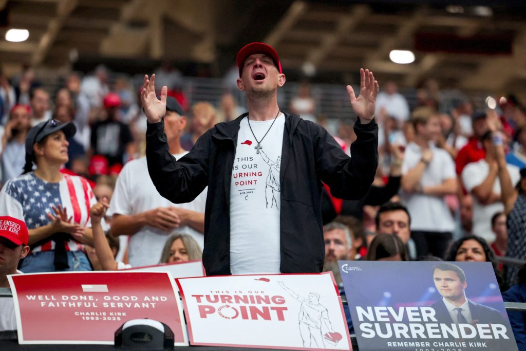 Un hombre reza mientras miles de personas se congregan en un servicio memorial por el activista conservador Charlie Kirk, asesinado en el Estado de Arizona, el 21 de septiembre. (OSV News / Daniel Cole, Reuters)