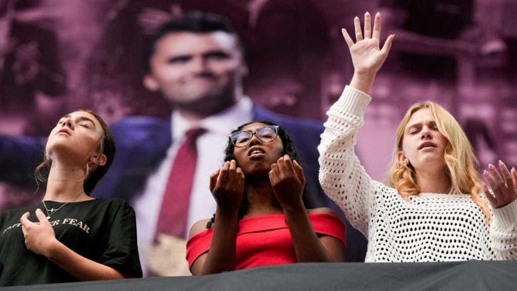 Jóvenes rezan mientras miles de personas se reúnen en un funeral por el activista conservador asesinado Charlie Kirk en el State Farm Stadium de Glendale, Arizona, el 21 de septiembre de 2025. Kirk, fundador de Turning Point USA, fue asesinado a tiros el 10 de septiembre durante un acto en la Universidad Utah Valley de Orem. (Foto de OSV News/Cheney Orr, Reuters)