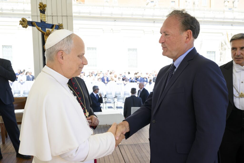El Papa León XIV saluda al juez de la Corte Suprema de los Estados Unidos Samuel A. Alito Jr. al término de una audiencia en la plaza de San Pedro el 20 de septiembre de 2025, en el marco del Jubileo de los Trabajadores por la Justicia. (Foto CNS/Vatican Media)