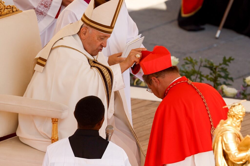 El papa Francisco coloca una birreta roja sobre la cabeza del nuevo cardenal Grzegorz Rys, de Lódz (Polonia), durante un consistorio para la creación de 21 nuevos cardenales en la plaza de San Pedro del Vaticano, el 30 de septiembre de 2023. El papa Francisco, anteriormente cardenal argentino Jorge Mario Bergoglio, falleció el 21 de abril de 2025, a los 88 años. (Foto CNS/Lola Gómez)