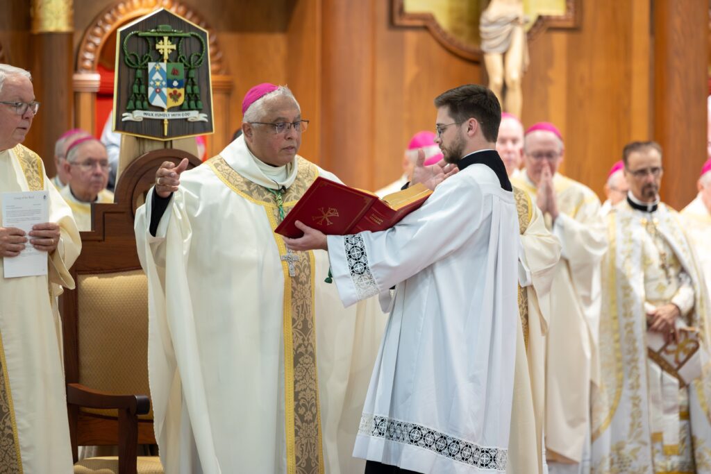 El obispo Daniel E. Garcia reza durante su Misa de investidura como nuevo líder de la Diócesis de Austin, Texas, en la iglesia católica de St. William en Round Rock, el 18 de septiembre de 2025. (Foto OSV News/Aaron Smith, cortesía de la Diócesis de Austin)