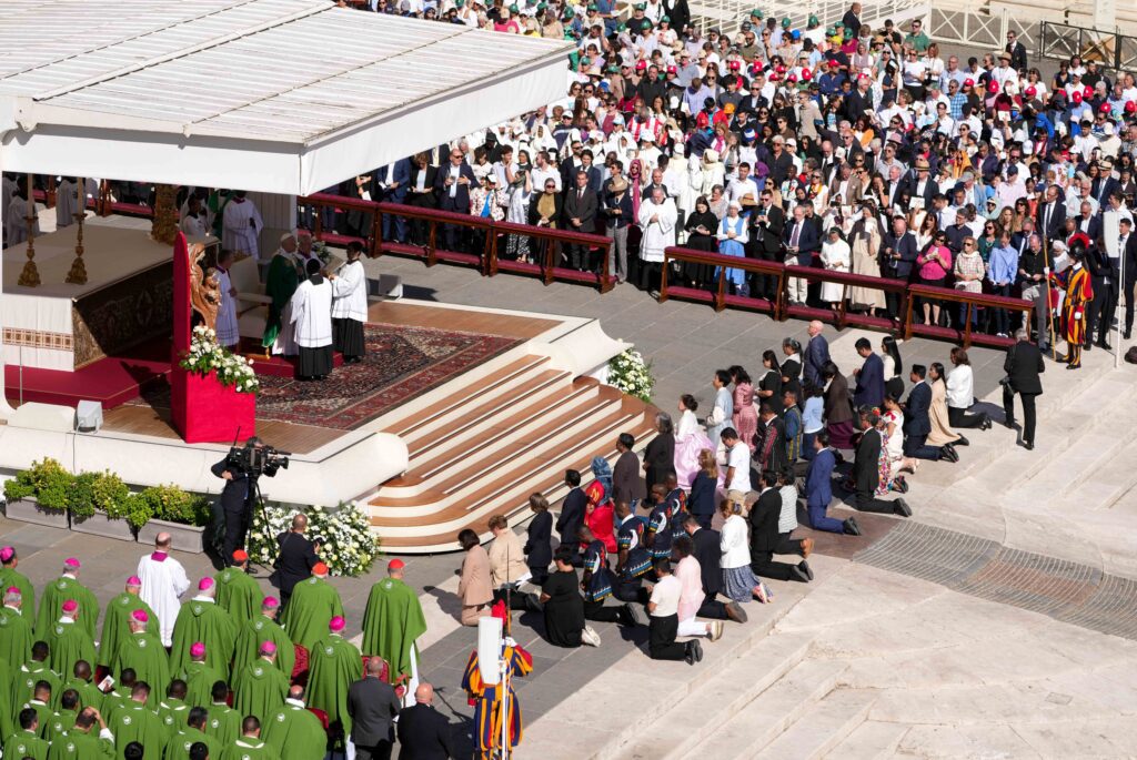 El Papa León XIV celebra la Misa del Jubileo de los Catequistas e instala a 39 personas en el ministerio de catequista, arrodillándose ante él en la Plaza de San Pedro del Vaticano el 28 de septiembre de 2025. (Foto CNS/Lola Gomez)