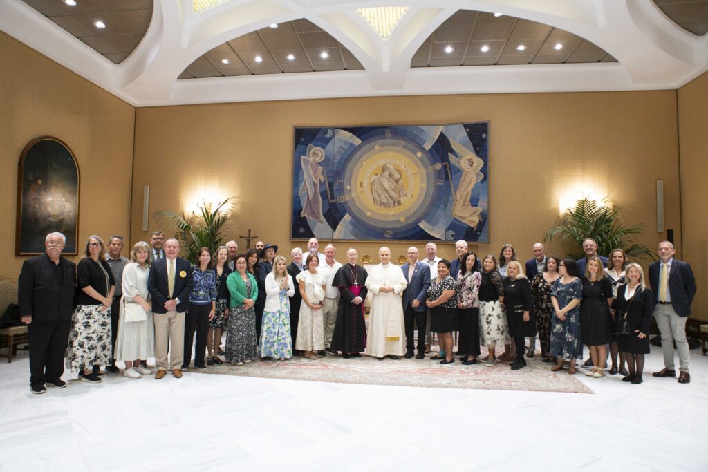 El Papa León XIV posa para una foto con el arzobispo Charles C. Thompson de Indianápolis, presidente del Comité de Evangelización y Catequesis de la Conferencia de los Obispos Católicos de Estados Unidos, y miembros de una peregrinación con motivo del Jubileo de los Catequistas en el Vaticano el 27 de septiembre de 2025. (Foto CNS/Vatican Media)
