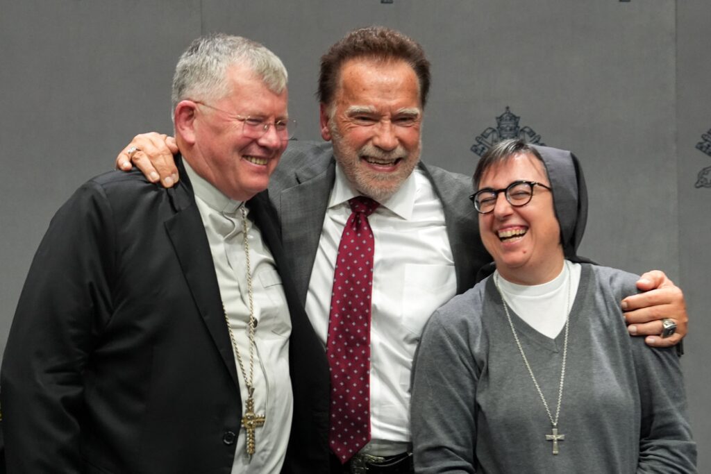 Arnold Schwarzenegger, actor y exgobernador de California, posa para una foto con el cardenal brasileño Jaime Spengler, de Porto Alegre, a la izquierda, y la hermana salesiana Alessandra Smerilli, secretaria del Dicasterio para el Desarrollo Humano Integral, a la derecha, tras una rueda de prensa en el Vaticano sobre "Sembrando esperanza para la justicia climática", el 30 de septiembre de 2025. (Foto CNS/Lola Gómez)