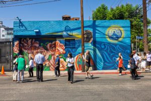 Tras una misa bilingüe, los feligreses salieron al exterior para que el obispo Elshoff bendijera el mural. (Kokawa Photography)