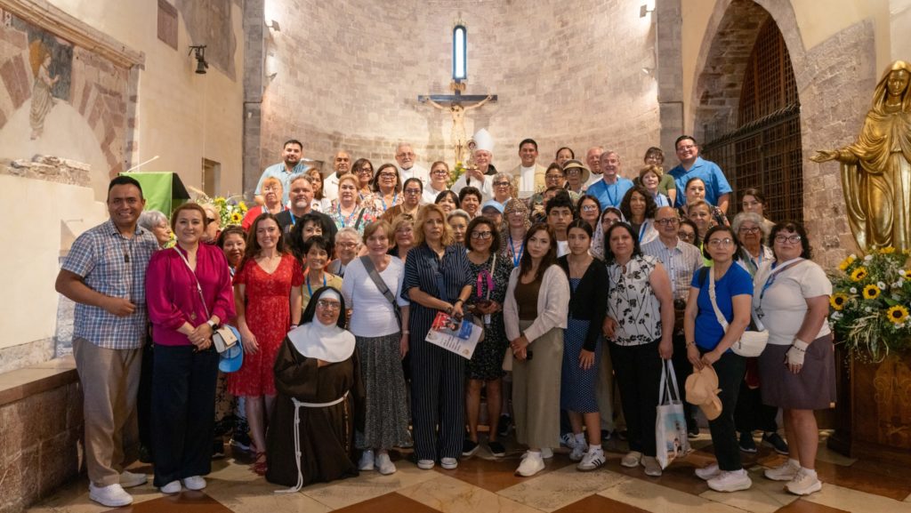 El obispo Matthew Elshoff, OFM Cap., sostiene la nueva reliquia de San Carlo Acutis de Los Ángeles después de la misa con los peregrinos en la iglesia de Santa María la Mayor de Asís. (Isabel Cacho/Arquidiócesis de Los Ángeles)