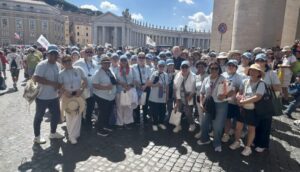 Después de concelebrar la Misa de canonización con el Papa León, el obispo auxiliar Matt Elshoff saludó a los peregrinos de Los Ángeles junto a la columnata de Bernini en la Plaza de San Pedro. (Pablo Kay)
