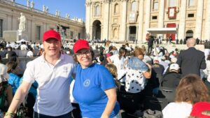 El padre Alessandro Viano y Eleanor de Veras trabajan en el Instituto León XIII de Milán, el colegio jesuita al que asistió san Carlo Acutis. Una delegación del colegio se sentó junto a los peregrinos de Los Ángeles durante la canonización. (Pablo Kay)