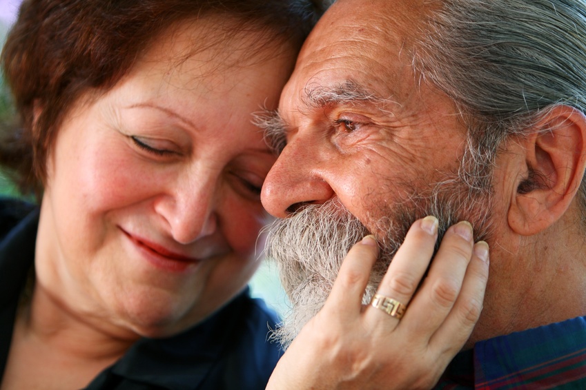 "Pareja de ancianos enamorados" (Ian MacKenzie, Wikimedia Commons).