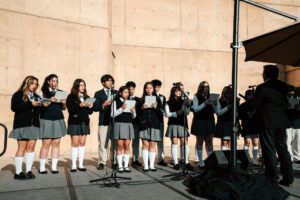 Miembros del coro de la preparatoria St. Genevieve en Panorama City cantan durante el Desayuno Católico de Oración en LA el 16 de septiembre. (Peter Lobato)