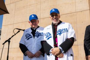 El arzobispo José H. Gomez y el obispo Espaillat posan con camisetas de los Dodgers durante el 20.º Desayuno Católico de Oración de LA. (Peter Lobato)
