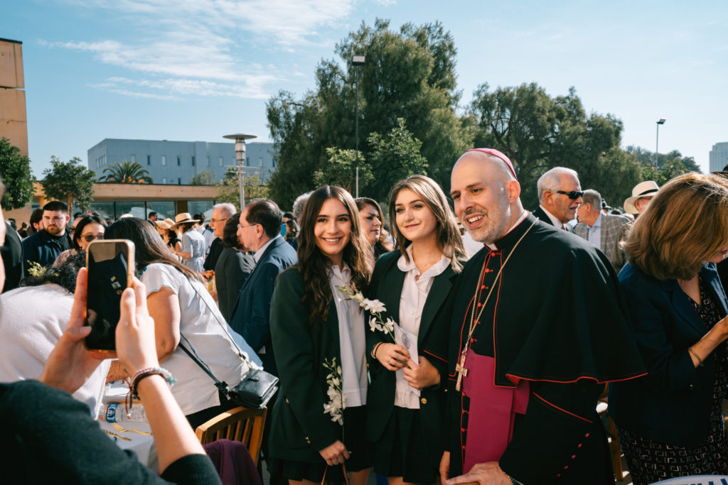 El obispo auxiliar de Nueva York, Joseph Espaillat, saluda a jóvenes tras su discurso en el Desayuno Católico de Oración de LA el 16 de septiembre. (Peter Lobato)