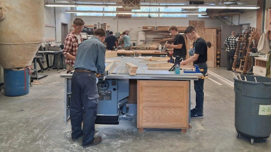 Los alumnos del San Damiano College of the Trades toman cursos de teología, literatura y artes, pero también aprenden un oficio de su elección. (Cortesía de San Damiano College of the Trades)