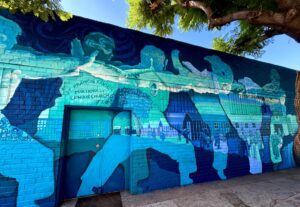 Una parte del mural representa imágenes de karate junto con escenas de familias japonesas en campos de internamiento en EE.UU. durante la década de 1940. (Tom Hoffarth)