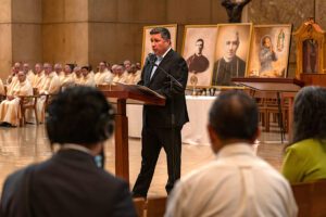 Isaac Cuevas, director de inmigración y asuntos públicos de la Arquidiócesis de Los Ángeles, habla durante la Misa en Reconocimiento a Todos los Inmigrantes en la Catedral de Nuestra Señora de los Ángeles, el 21 de septiembre. (Evan Lirette)