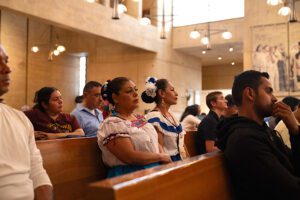 Más de 1,600 personas asistieron a la Misa en Reconocimiento a Todos los Inmigrantes en la Catedral de Nuestra Señora de los Ángeles, el 21 de septiembre. (Evan Lirette)
