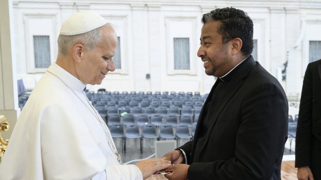El padre Juan Manuel Gutiérrez saluda al Papa León XIV durante la Audiencia General del 10 de septiembre de 2025 en la Plaza de San Pedro, en Roma. (Vatican Media)