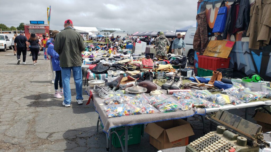 Personas en un mercadillo en Los Ángeles. (Shutterstock)