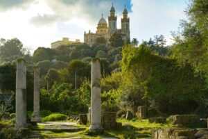RomanRuinsOfTheAncientCityOfHippoWithThe | Angelus en Español Las ruinas romanas de la antigua ciudad de Hipona con la Iglesia de San Agustín al fondo, en Annaba, Argelia. (Shutterstock)