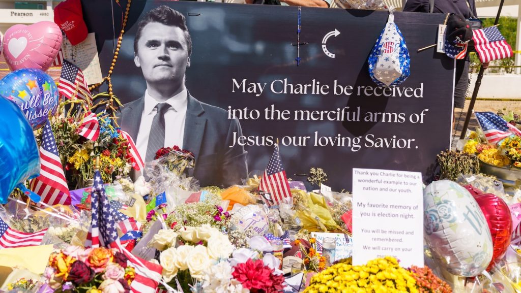 El memorial a Charlie Kirk en la sede de Turning Point USA en Phoenix, Arizona, el 13 de septiembre de 2025. (Shutterstock)