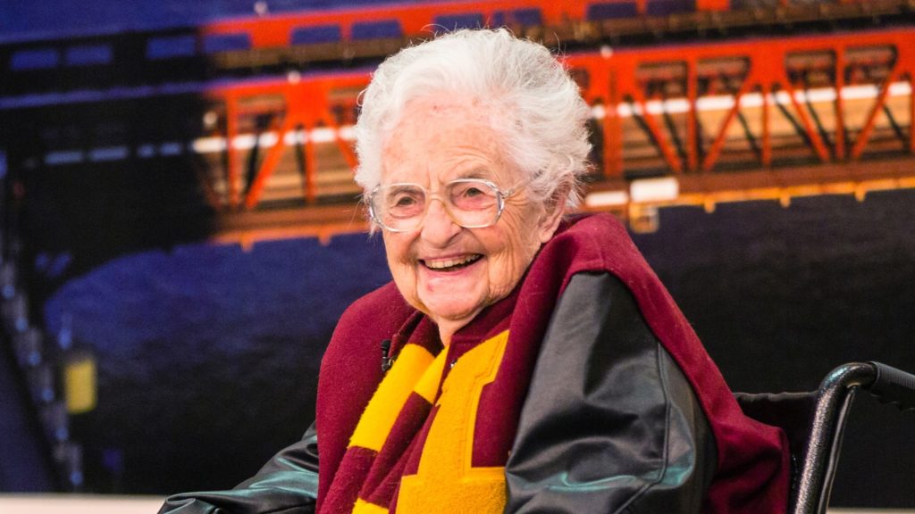 La hermana Jean Dolores Schmidt sonríe durante una aparición en el programa “Windy City Live”, el 12 de marzo de 2018. (CNS/Cortesía de la Universidad Loyola de Chicago)