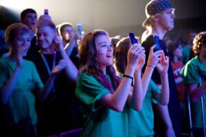 Estudiantes animan y toman fotos con sus celulares mientras Taylor Swift actúa en la preparatoria Bishop Ireton en Alexandria, Virginia, en 2009. (CNS/Jonathan Tramontana)