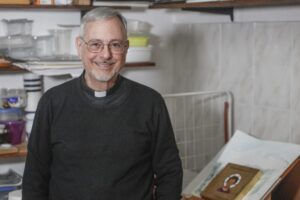 FATHER TISO MIGRANTS | Angelus en Español El padre Francis Tiso en su casa de Isernia, Italia, en 2022. (CNS/Robert Duncan)