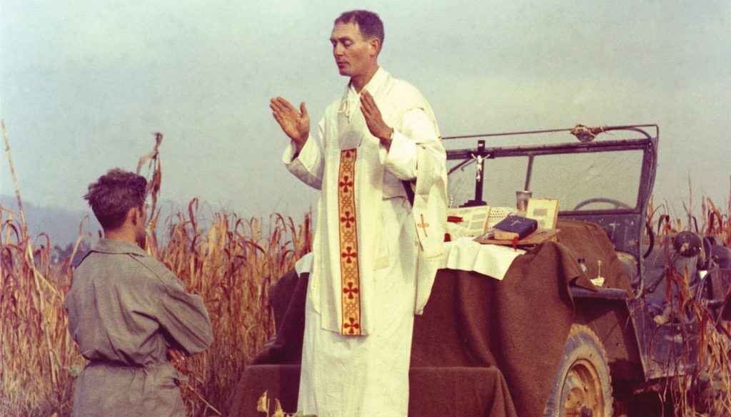 El padre Emil Joseph Kapaun, capellán del Ejército de Estados Unidos, celebra Misa sobre el capó de un jeep el 7 de octubre de 1950 en Corea del Sur. (OSV News/cortesía del médico del Ejército de EE.UU. Raymond Skeehan)