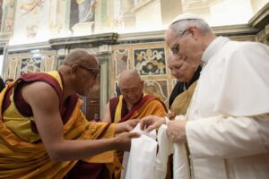 POPE LEO XIV MEETING WITH RELIGIOUS LEADERS | Angelus en Español El Papa León XIV saluda a monjes budistas que le presentaron obsequios durante un encuentro con líderes religiosos en el Vaticano el 19 de mayo. (CNS/Vatican Media)