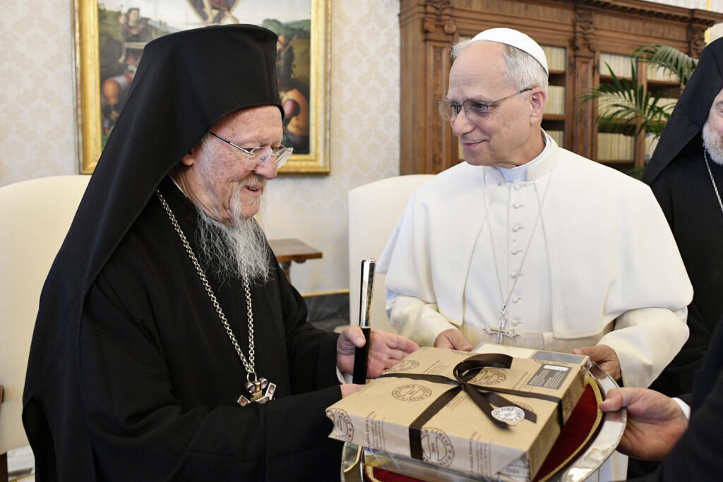 El papa León XIV recibe un regalo del patriarca ecuménico ortodoxo Bartolomé de Constantinopla durante una reunión en la biblioteca del Palacio Apostólico del Vaticano el 30 de mayo de 2025. El Vaticano no proporcionó detalles sobre la reunión, que fue el segundo encuentro privado entre ambos desde la misa inaugural del papa el 18 de mayo. (Foto CNS/Vatican Media)