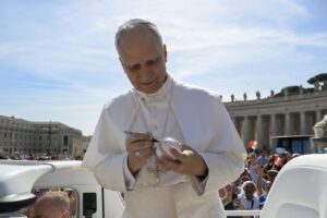 POPE LEO XIV BASEBALL AUTOGRAPH | Angelus en Español El Papa León XIV firma una pelota de béisbol en el Vaticano antes de su audiencia general semanal, el 4 de junio de 2025. (Foto CNS/Vatican Media)
