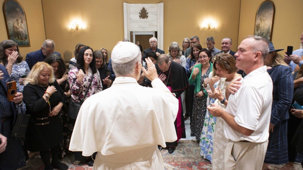 El Papa León XIV bendice a los miembros de una peregrinación organizada por el Comité para la Evangelización y la Catequesis de los obispos de EE.UU. durante el Jubileo de los Catequistas en el Vaticano, el 27 de septiembre. La hermana Rosalía Meza aparece sobre el hombro izquierdo del papa. (CNS/Vatican Media)