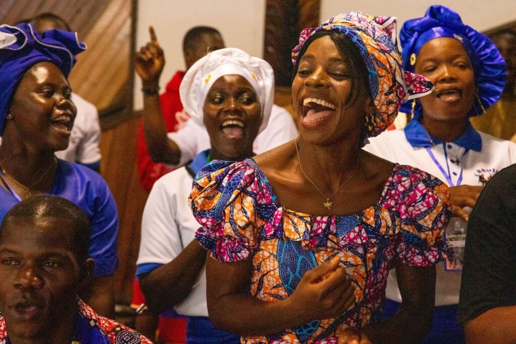Estudiantes de la Escuela de Música Africana, fundada en la República Centroafricana en 2017, actúan en una fotografía sin fecha. La República Centroafricana, donde se fundó la escuela, es uno de los países más pobres e inestables del mundo. Durante años, ha sido devastada por la guerra civil, los conflictos tribales y la falta de perspectivas para los jóvenes. Una escuela de música dirigida por los capuchinos, donde pueden aprender a cantar y tocar instrumentos, cambia la vida de los jóvenes locales. (Foto de OSV News/cortesía del padre Benedykt Paczka)