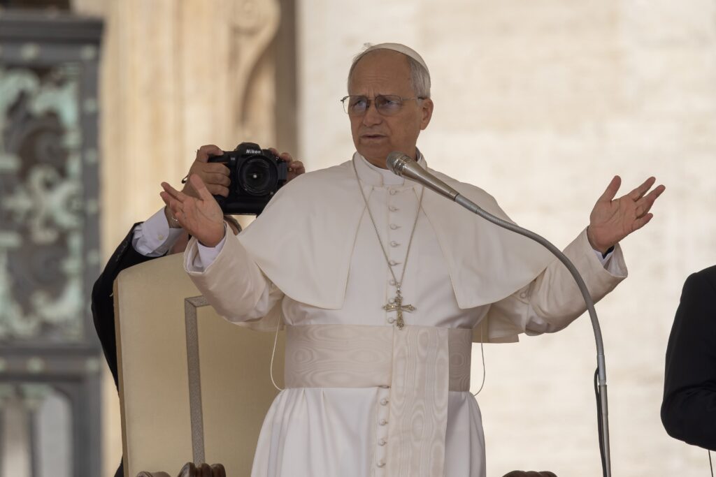 El Papa León XIV dirige la oración durante su audiencia general semanal en la Plaza de San Pedro del Vaticano, el 1 de octubre de 2025. (Foto CNS/Pablo Esparza)