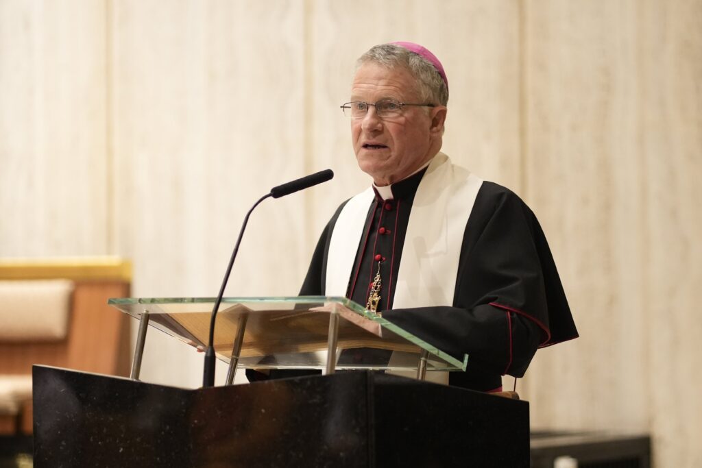 El arzobispo Timothy P. Broglio de la Arquidiócesis para los Servicios Militares de EE.UU., presidente de la Conferencia de Obispos Católicos de Estados Unidos (USCCB), pronuncia su reflexión durante el servicio anual de oración para diplomáticos de la ONU en la parroquia Holy Family en Nueva York el 8 de septiembre de 2025. El evento, organizado por la misión permanente de observación de la Santa Sede ante la ONU, tuvo lugar en vísperas de la apertura del 80º período de sesiones de la Asamblea General de la ONU. (Foto OSV News/Gregory A. Shemitz)