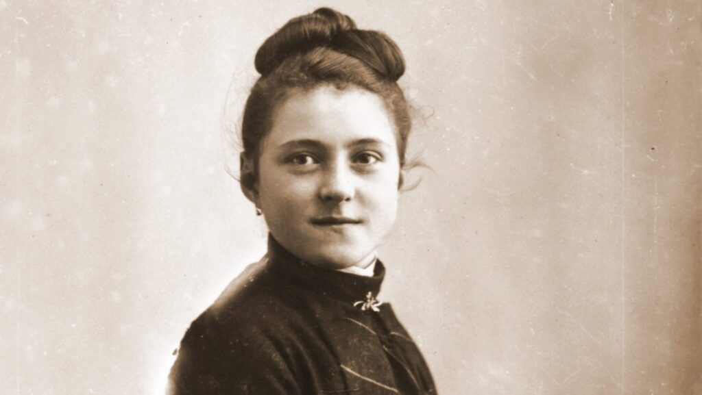 Santa Teresa de Lisieux aparece en una foto sin fecha. Vivió en la región francesa de Normandía, al norte del país, donde la famosa santa francesa, nacida el 2 de enero de 1873, vivió y murió. Se invita a los católicos de todo el país a conocer a Santa Teresa de Lisieux de una manera especial durante la próxima visita de sus reliquias a los Estados Unidos este otoño, que comenzará el 1 de octubre, día de Santa Teresa, y concluirá el 8 de diciembre, solemnidad de la Inmaculada Concepción de la Santísima Virgen María. (Foto de OSV News/derechos de autor © Archives du Carmel de Lisieux)