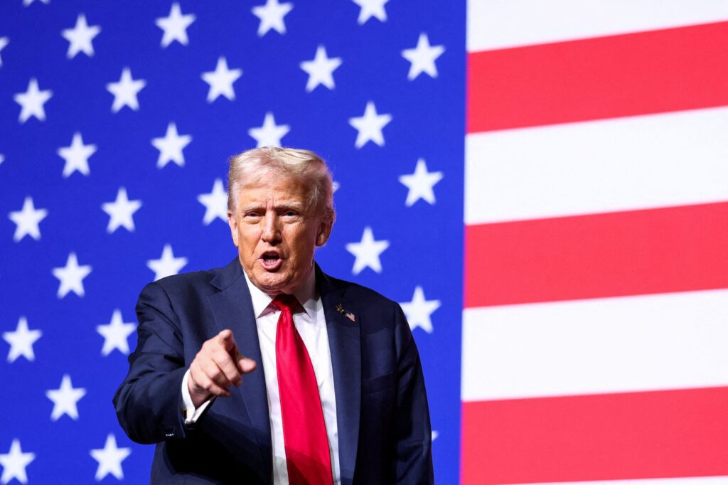 El presidente de los Estados Unidos, Donald Trump, gesticula tras intervenir en una reunión de altos mandos militares convocada por el secretario de Defensa estadounidense, Pete Hegseth, en la base del Cuerpo de Marines de Quantico, en Virginia, el 30 de septiembre de 2025. En una reunión sin precedentes, casi 800 generales, almirantes y altos mandos suboficiales de todo el mundo recibieron la orden de acudir a un mismo lugar con poca antelación. (Foto de OSV News/Kevin Lamarque, Reuters)