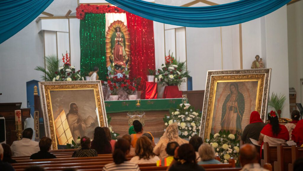 Feligreses de la Iglesia de Nuestra Señora de Lourdes en East LA rezan ante las imágenes peregrinas de la Virgen de Guadalupe y San Juan Diego. (John Rueda)