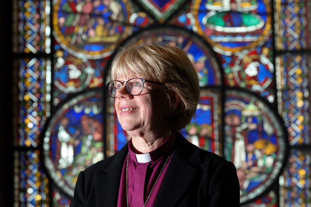 La obispa Sarah Mullally, de Londres, posa dentro de la catedral de Canterbury, en Inglaterra, el 3 de octubre de 2025, tras ser nombrada nueva arzobispa de Canterbury de la Iglesia Anglicana, la primera mujer en ocupar este cargo en sus 1400 años de historia. (Foto de OSV News/Toby Melville, Reuters)